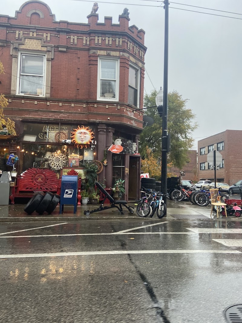 Angel’s Tire Shop in Chicago